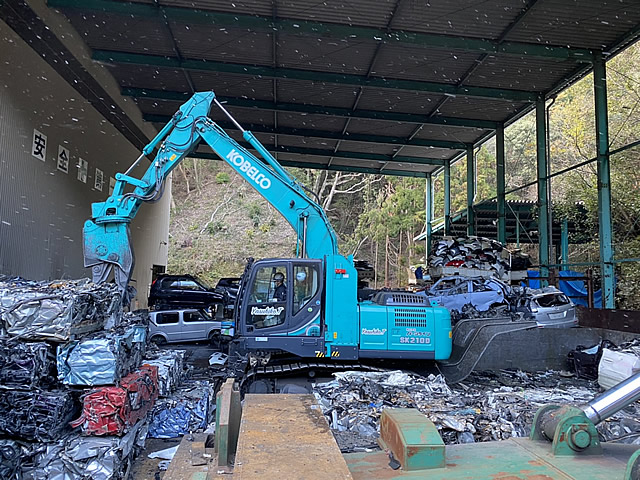 ボディのアルミなどを資源として再利用。