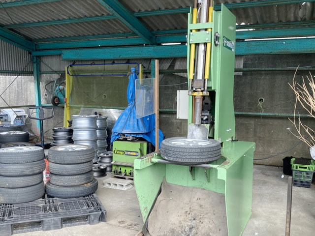 廃タイヤを回収