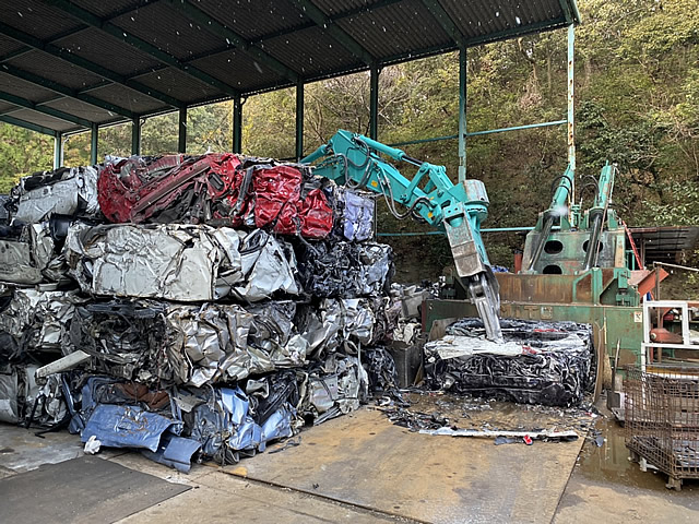 ボディのアルミなどを資源として再利用。